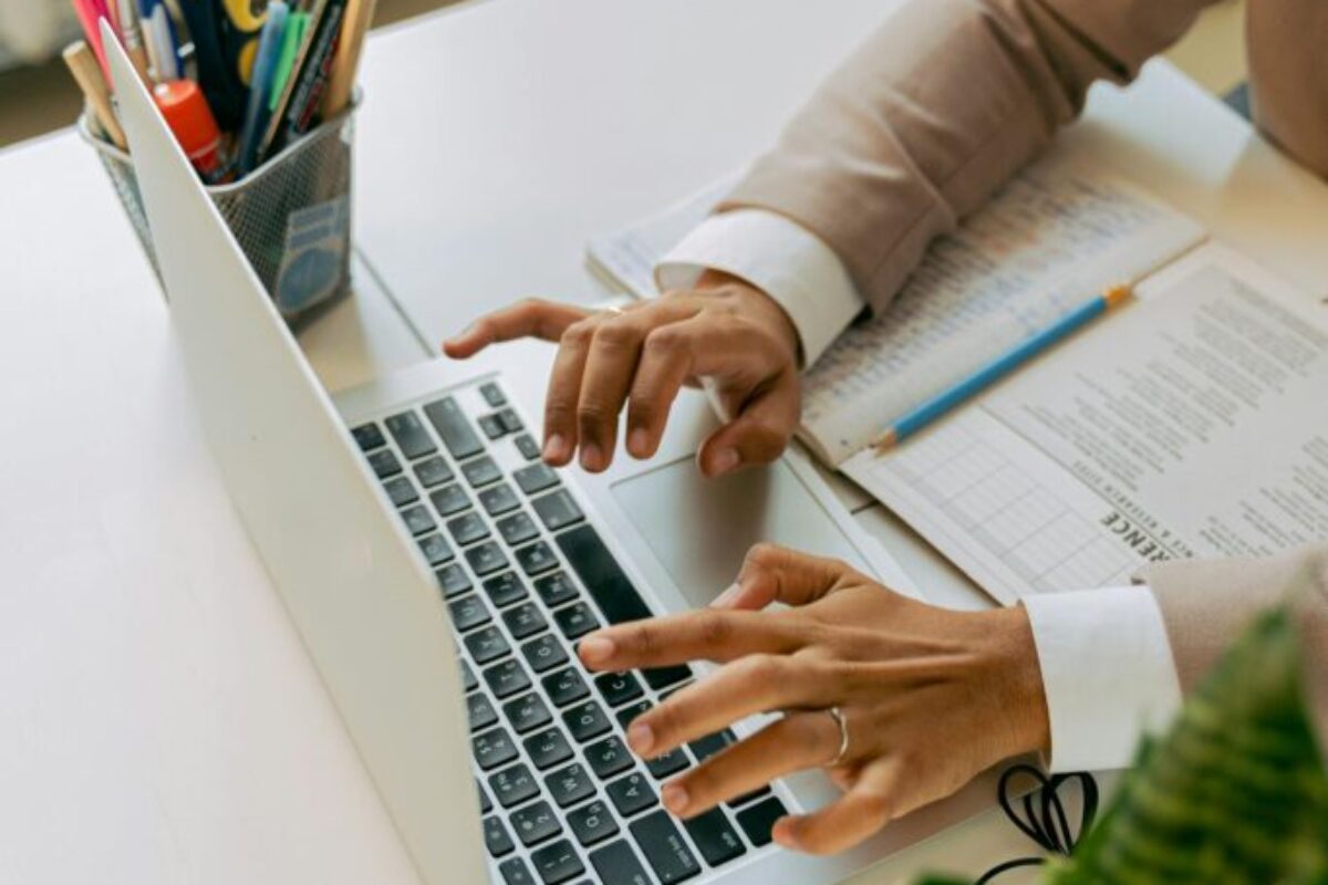 Jak napisać e-mail po angielsku? Zwroty, przykłady i gotowe schematy